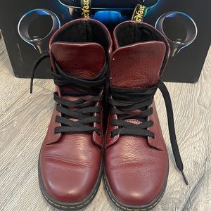 DR. MARTENS LEYTON WOMEN'S LEATHER CASUAL BOOTS (OXBLOOD) IN BURGUNDY